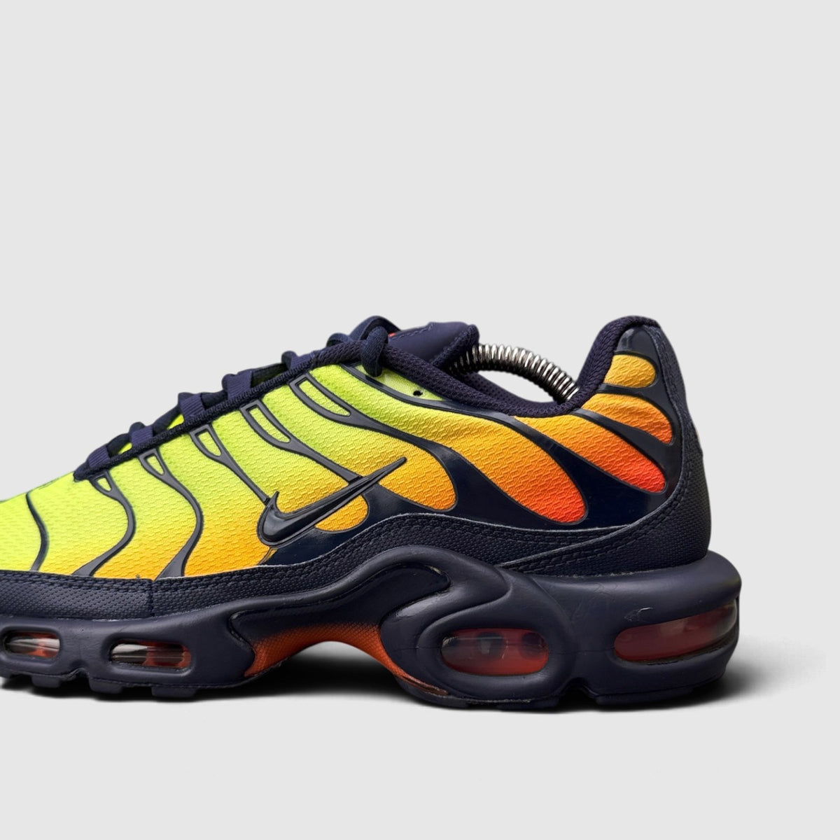 Nike Air Max Plus, buty sportowe męskie w bardzo dobrym stanie rozmiar 42.5, boczny profil, prawa strona