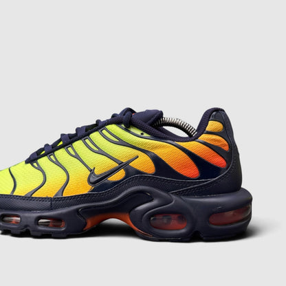 Nike Air Max Plus, buty sportowe męskie w bardzo dobrym stanie rozmiar 42.5, boczny profil, prawa strona