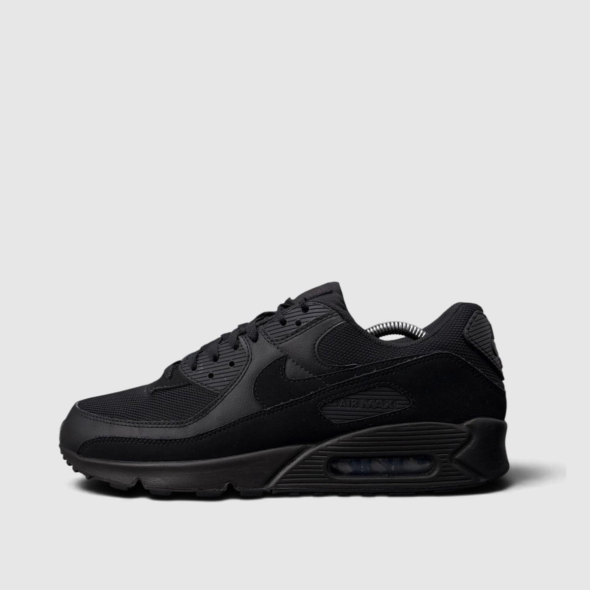 Nike Air Max 90 Triple Black, buty sportowe męskie w bardzo dobrym stanie rozmiar 46, boczny profil, lewa strona