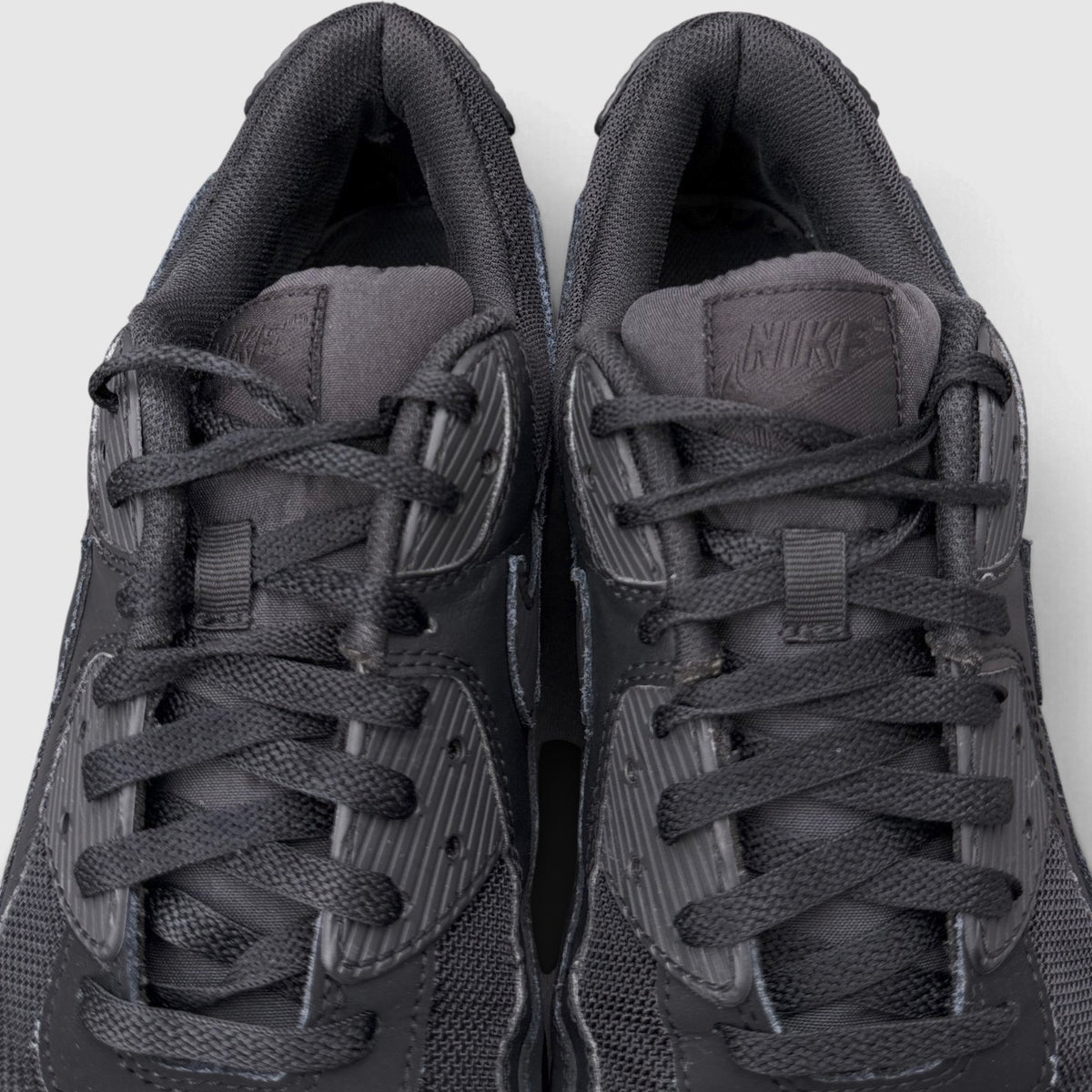 Nike Air Max 90 Triple Black, buty sportowe męskie w bardzo dobrym stanie rozmiar 46, język buta