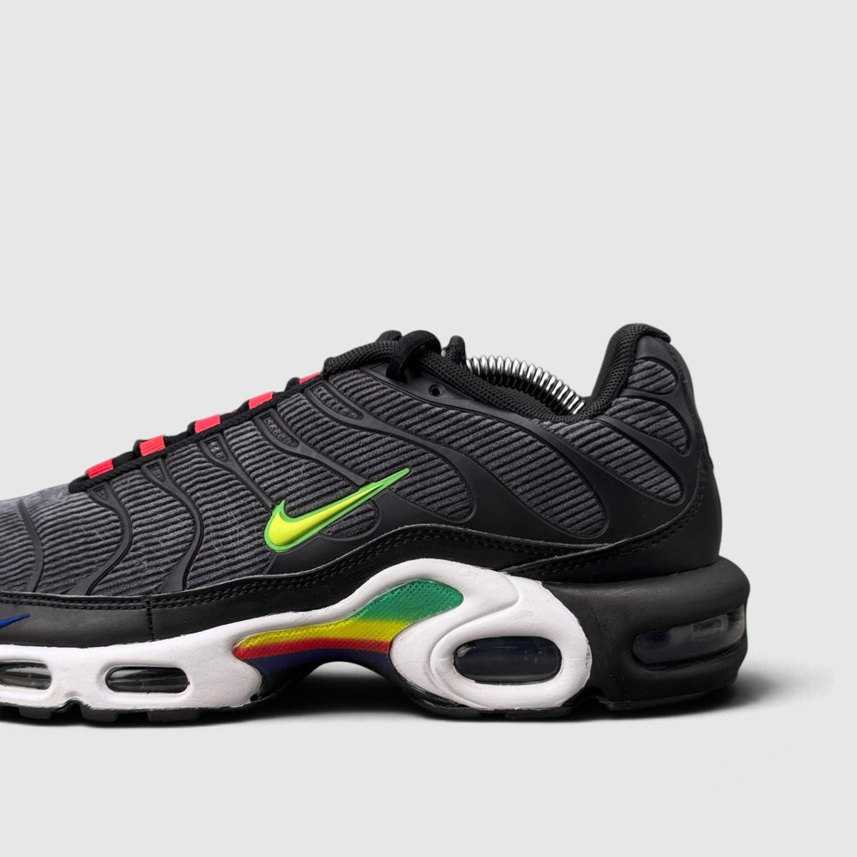 Nike Air Max Plus, buty sportowe męskie w bardzo dobrym stanie rozmiar 41, boczny profil, lewa strona