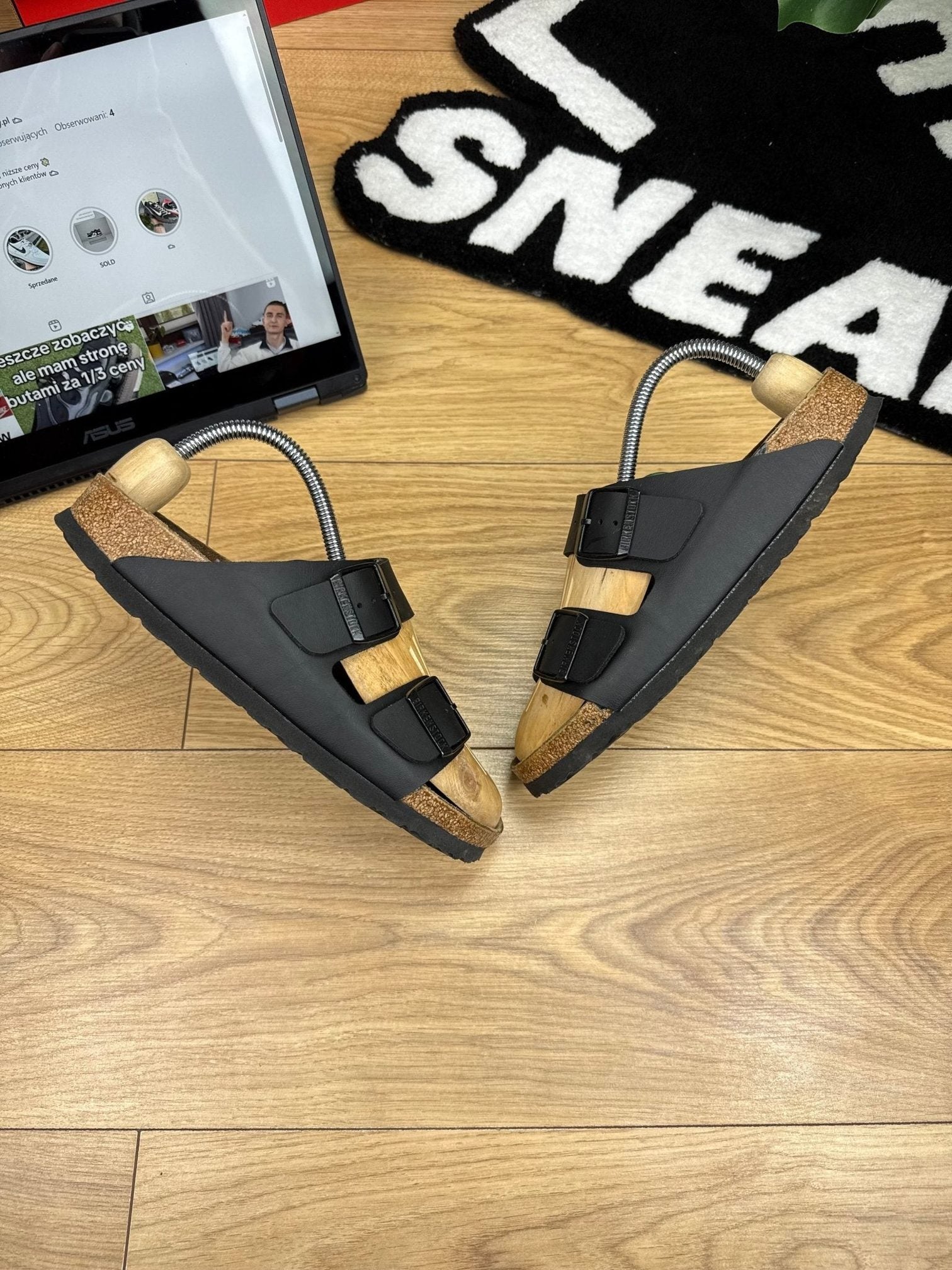 Birkenstock Arizona — klapki damskie w bardzo dobrym stanie rozmiar 39, widok z góry na zewnętrzną stronę butów