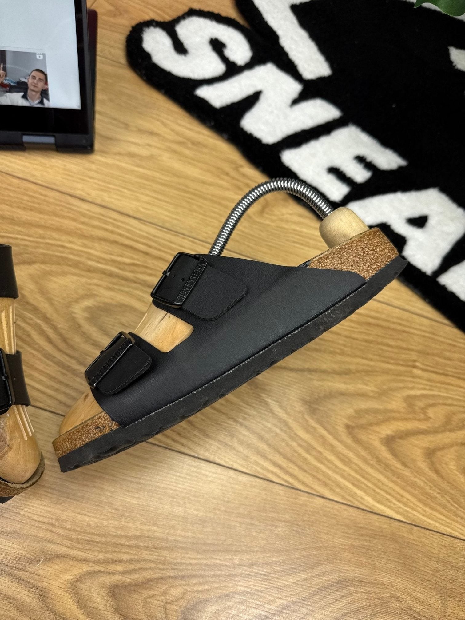 Birkenstock Arizona — klapki damskie w bardzo dobrym stanie rozmiar 39, zewnętrzny panel prawego buta