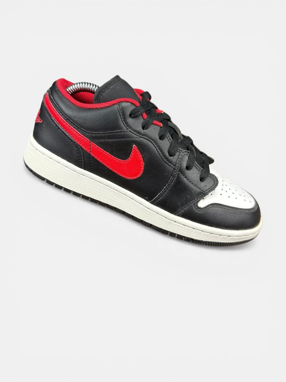 Nike Air Jordan 1 Low — buty sportowe damskie w bardzo dobrym stanie rozmiar 38.5, widok z boku