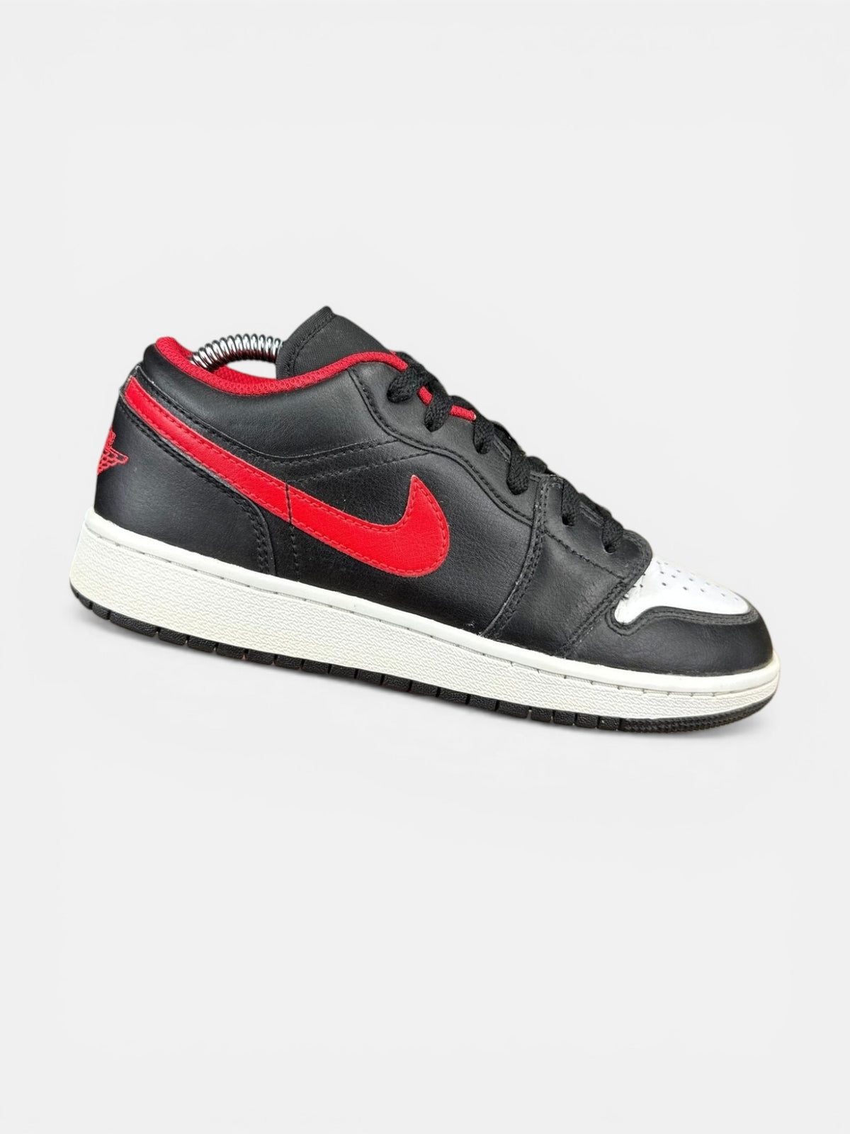 Nike Air Jordan 1 Low — buty sportowe damskie w bardzo dobrym stanie rozmiar 38.5, boczny profil