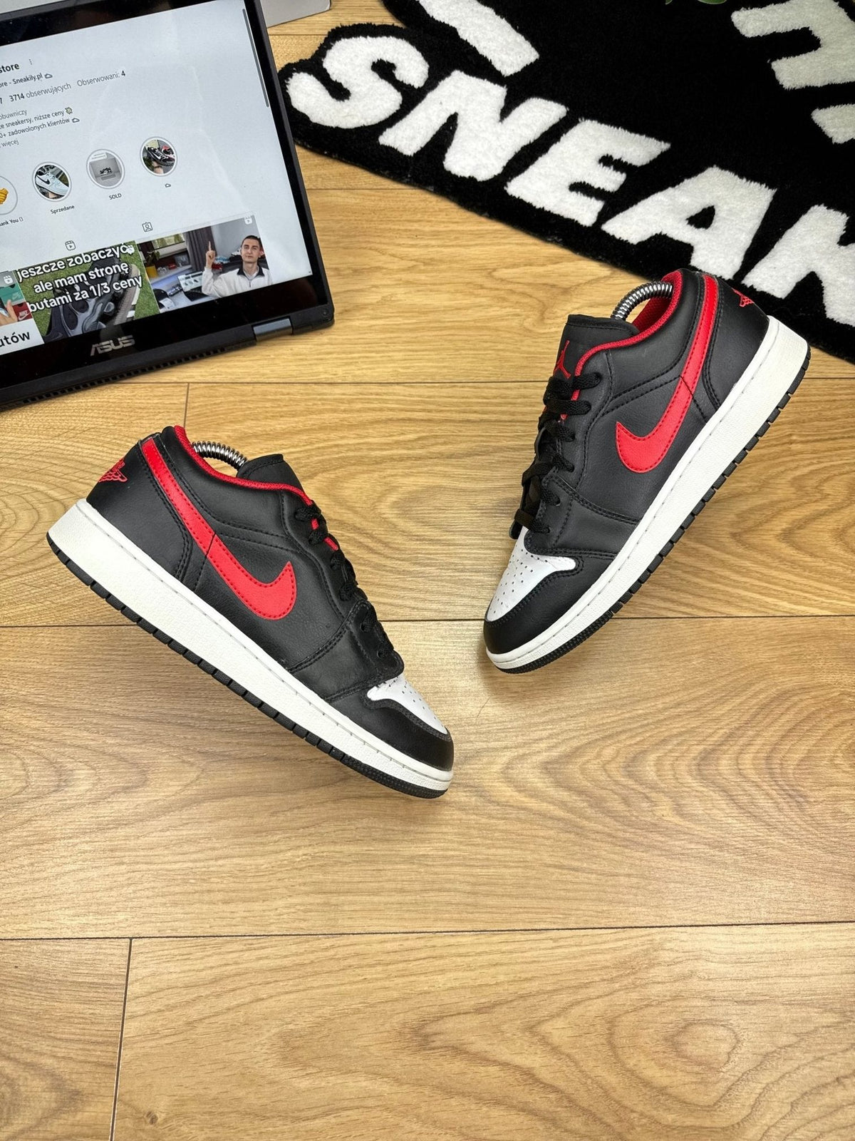 Nike Air Jordan 1 Low — buty sportowe damskie w bardzo dobrym stanie rozmiar 38.5, widok z góry na zewnętrzną stronę butów