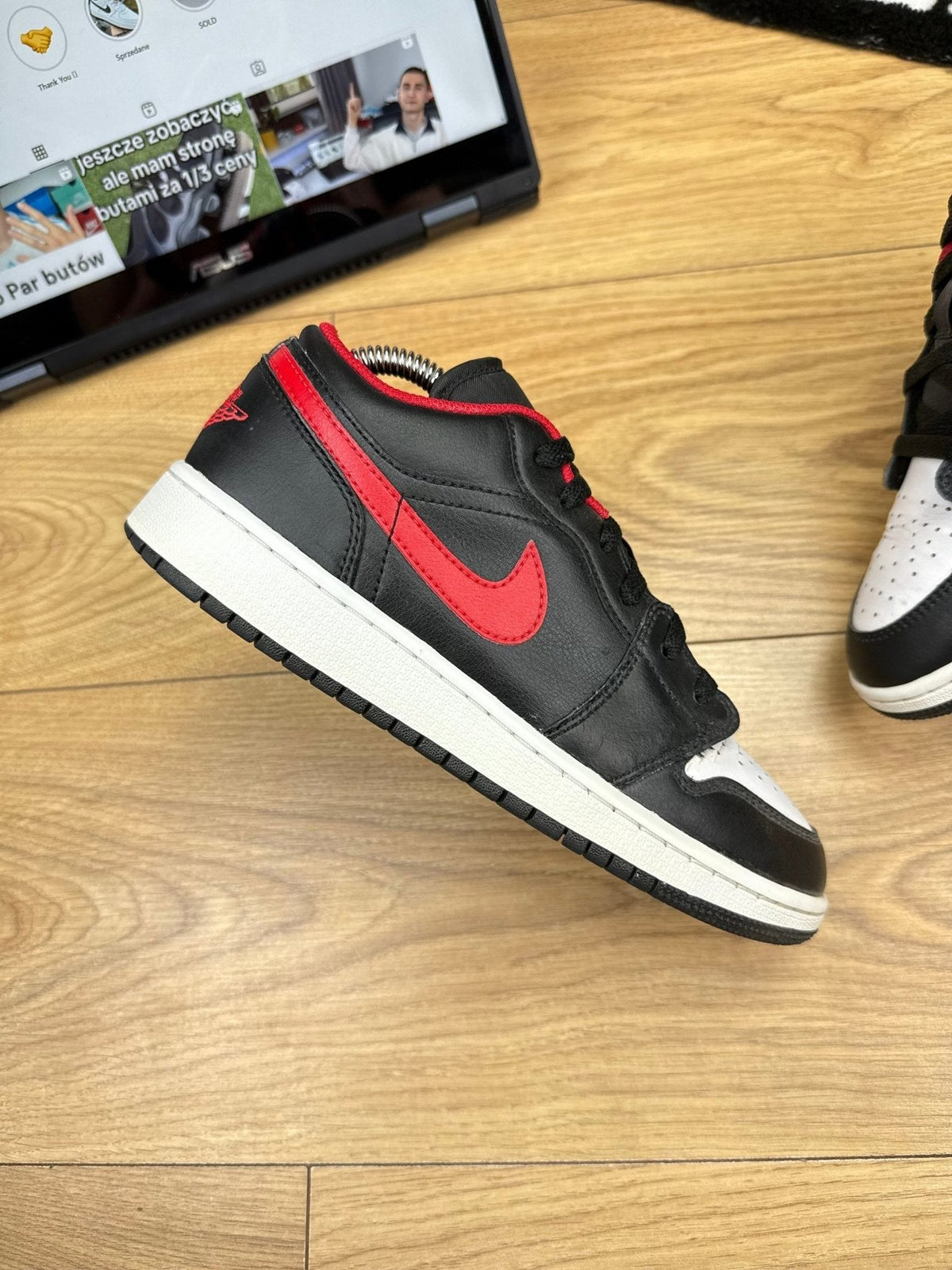 Nike Air Jordan 1 Low — buty sportowe damskie w bardzo dobrym stanie rozmiar 38.5, zewnętrzny panel prawego buta