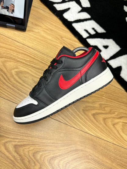 Nike Air Jordan 1 Low — buty sportowe damskie w bardzo dobrym stanie rozmiar 38.5, zewnętrzny panel lewego buta