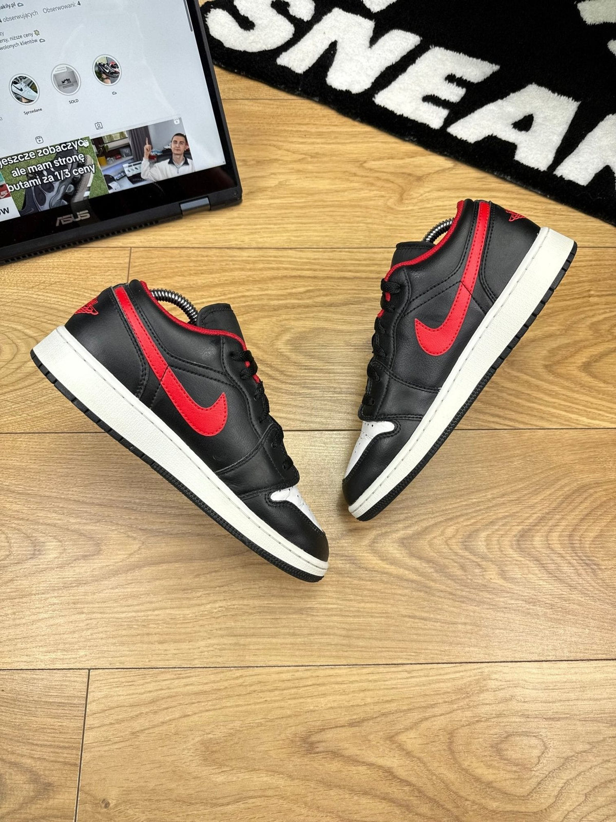 Nike Air Jordan 1 Low — buty sportowe damskie w bardzo dobrym stanie rozmiar 38.5, widok z góry na wewnętrzną stronę butów