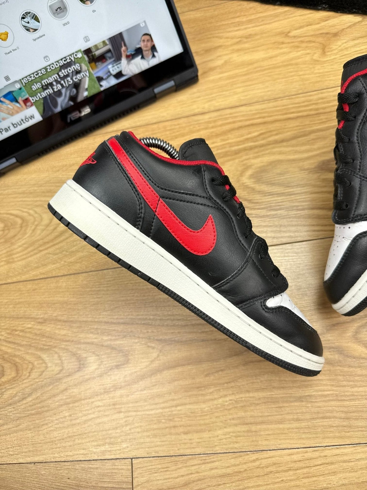 Nike Air Jordan 1 Low — buty sportowe damskie w bardzo dobrym stanie rozmiar 38.5, wewnętrzny panel lewego buta