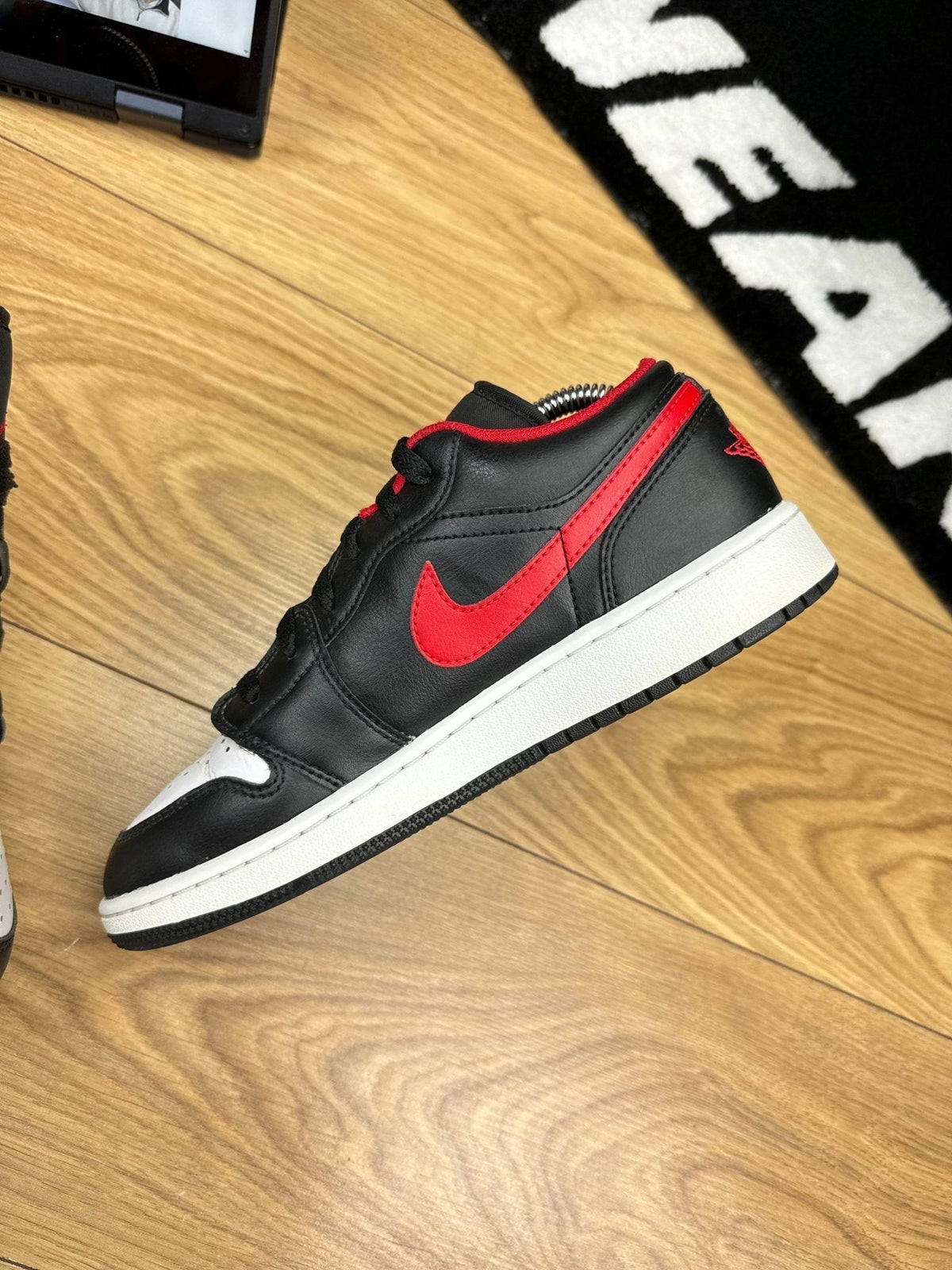 Nike Air Jordan 1 Low — buty sportowe damskie w bardzo dobrym stanie rozmiar 38.5, wewnętrzny panel prawego buta