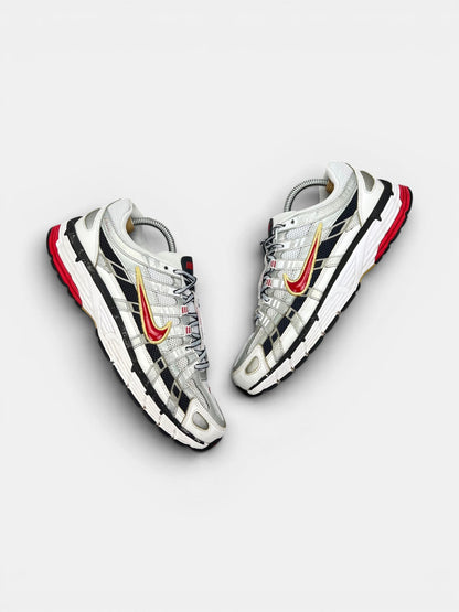 Nike P-6000 Metallic Silver Red — buty sportowe męskie w bardzo dobrym stanie rozmiar 42.5, widok z góry na zewnętrzną stronę butów
