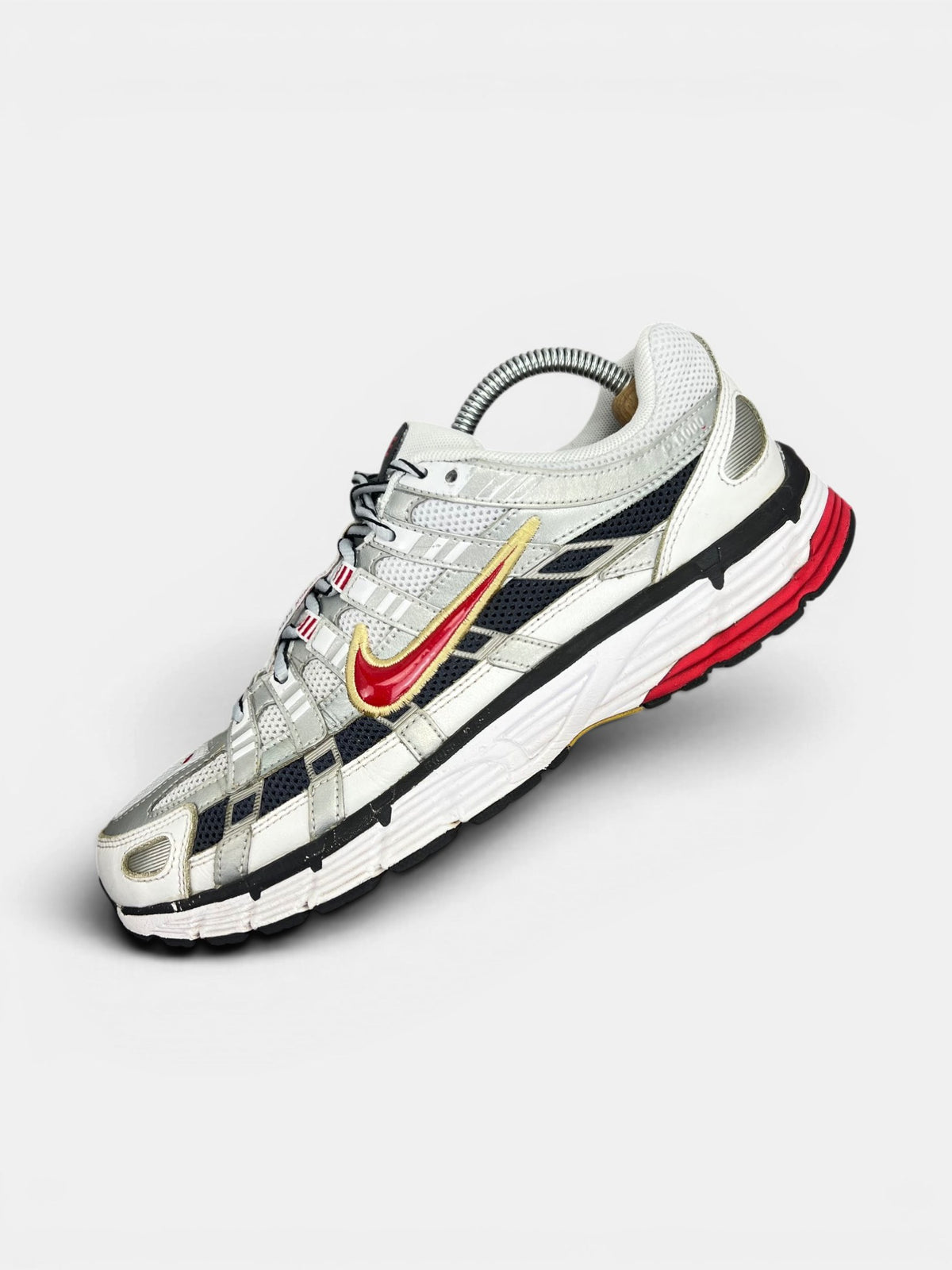 Nike P-6000 Metallic Silver Red — buty sportowe męskie w bardzo dobrym stanie rozmiar 42.5, zewnętrzny panel lewego buta