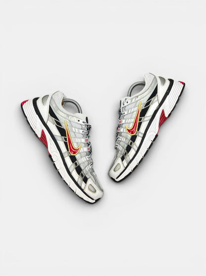 Nike P-6000 Metallic Silver Red — buty sportowe męskie w bardzo dobrym stanie rozmiar 42.5, widok z góry na wewnętrzną stronę butów