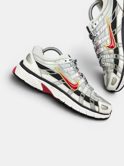Nike P-6000 Metallic Silver Red — buty sportowe męskie w bardzo dobrym stanie rozmiar 42.5, wewnętrzny panel lewego buta