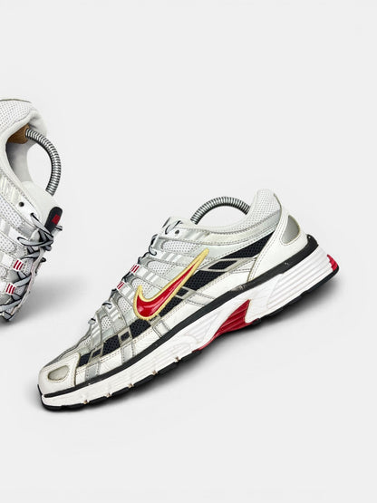 Nike P-6000 Metallic Silver Red — buty sportowe męskie w bardzo dobrym stanie rozmiar 42.5, wewnętrzny panel prawego buta