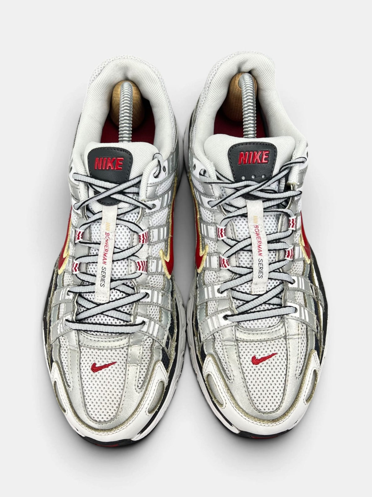 Nike P-6000 Metallic Silver Red — buty sportowe męskie w bardzo dobrym stanie rozmiar 42.5, widok z góry