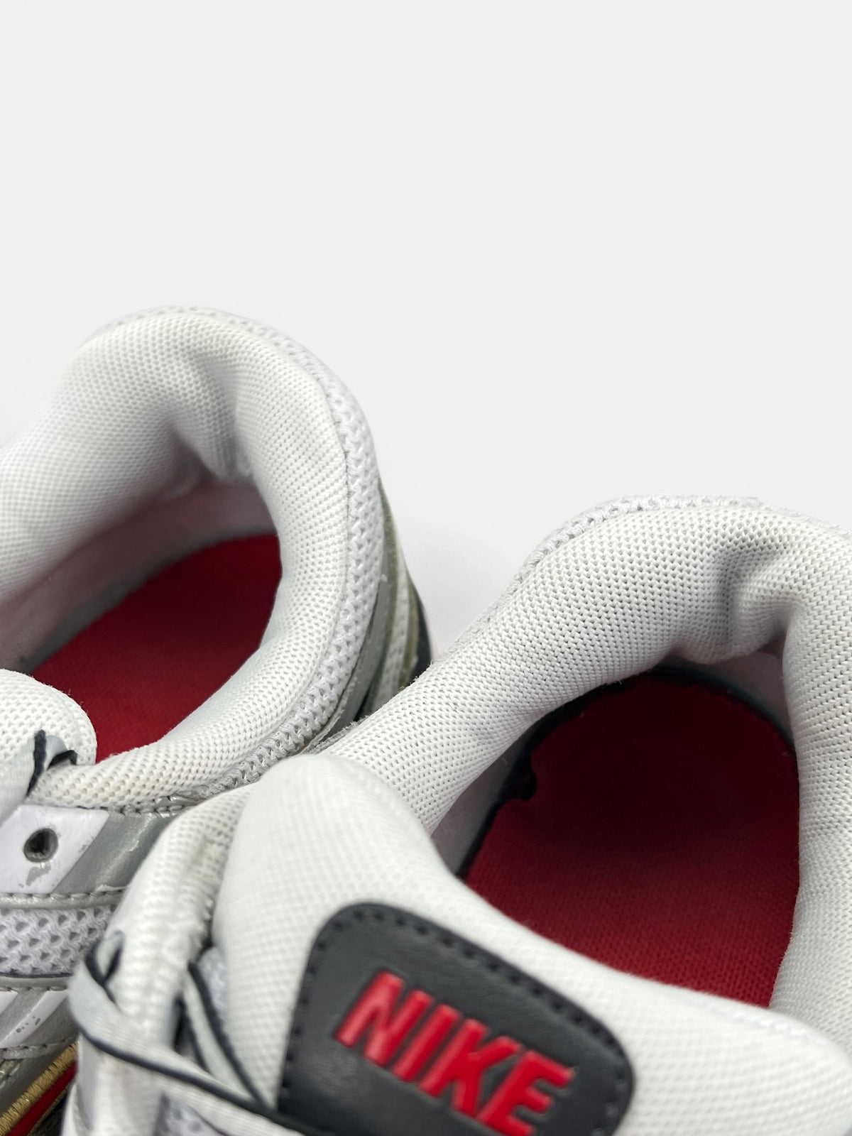 Nike P-6000 Metallic Silver Red — buty sportowe męskie w bardzo dobrym stanie rozmiar 42.5, zapiętki butów