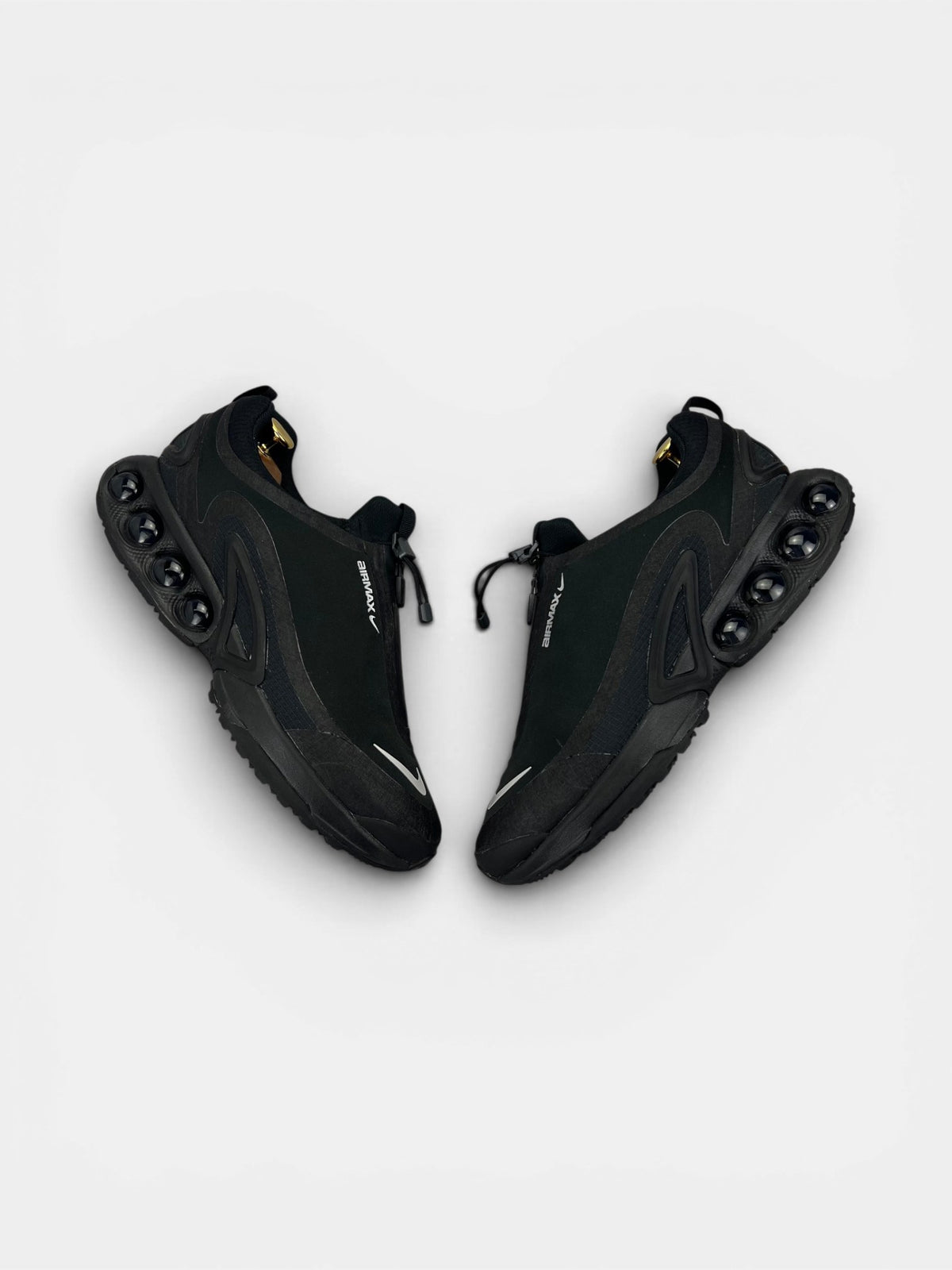 Nike Air Max Dn Roam Triple Black — buty sportowe męskie w bardzo dobrym stanie rozmiar 45, widok z góry na zewnętrzną stronę butów