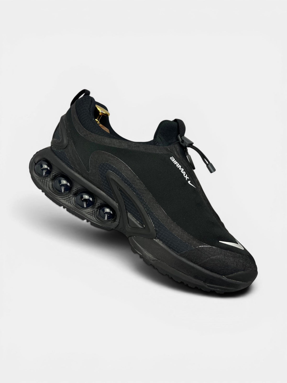 Nike Air Max Dn Roam Triple Black — buty sportowe męskie w bardzo dobrym stanie rozmiar 45, zewnętrzny panel prawego buta