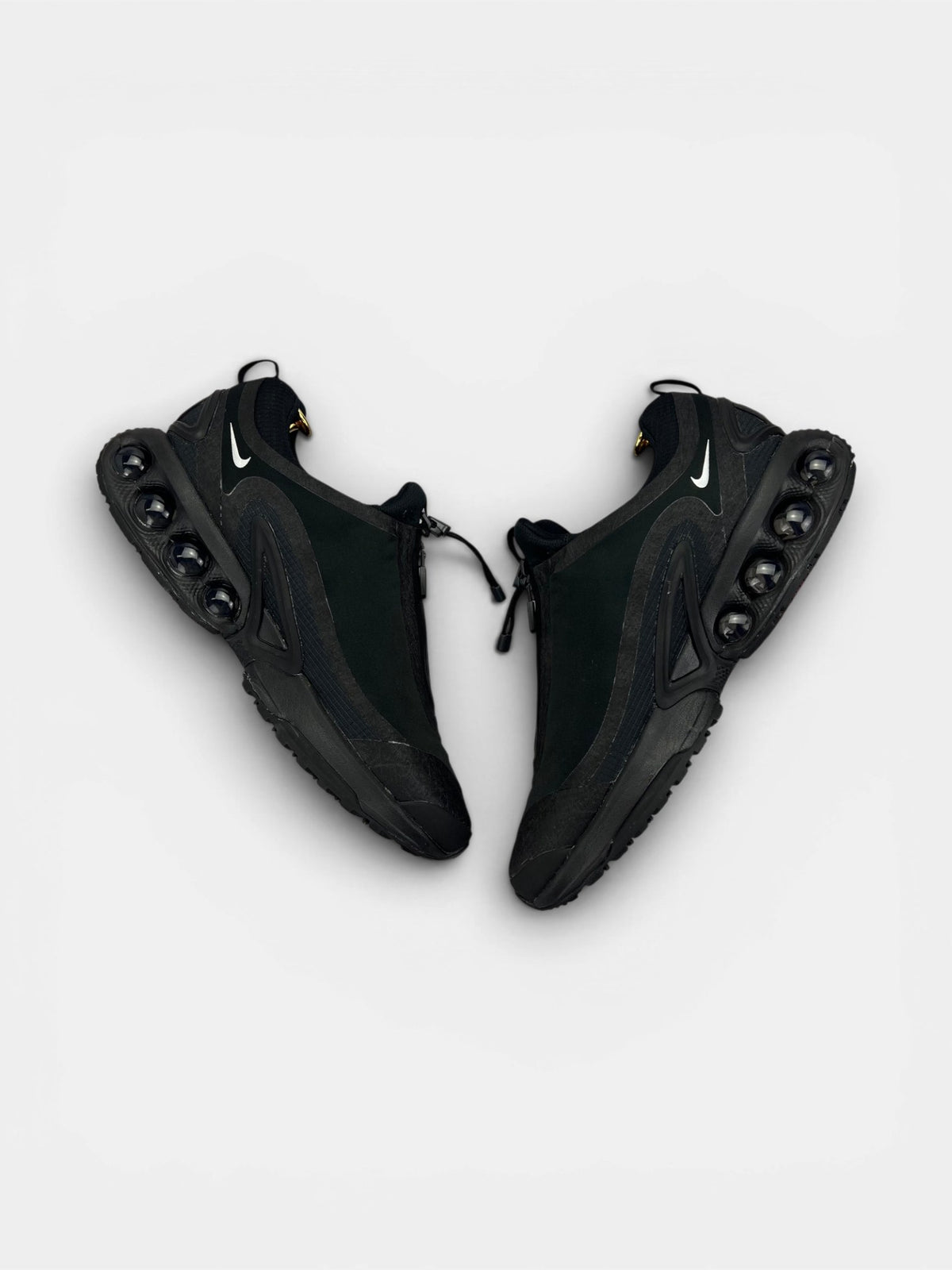 Nike Air Max Dn Roam Triple Black — buty sportowe męskie w bardzo dobrym stanie rozmiar 45, widok z góry na wewnętrzną stronę butów