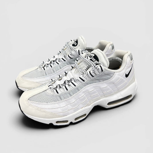 Nike Air Max 95 White Black — buty sportowe męskie w bardzo dobrym stanie rozmiar 42, widok z boku