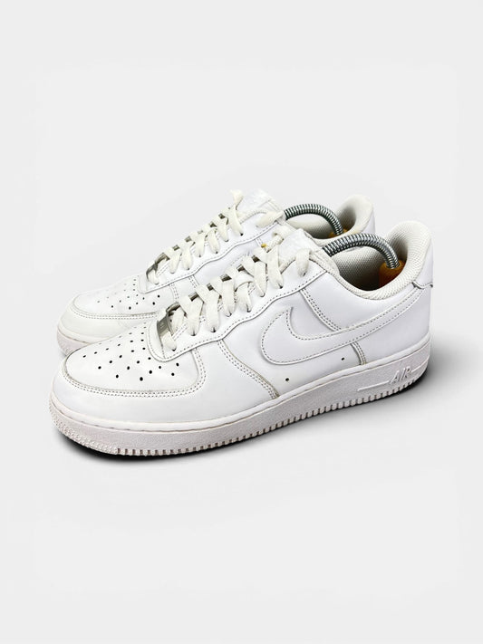 Nike Air Force 1 Low Triple White — buty sportowe męskie w bardzo dobrym stanie rozmiar 42, widok z boku