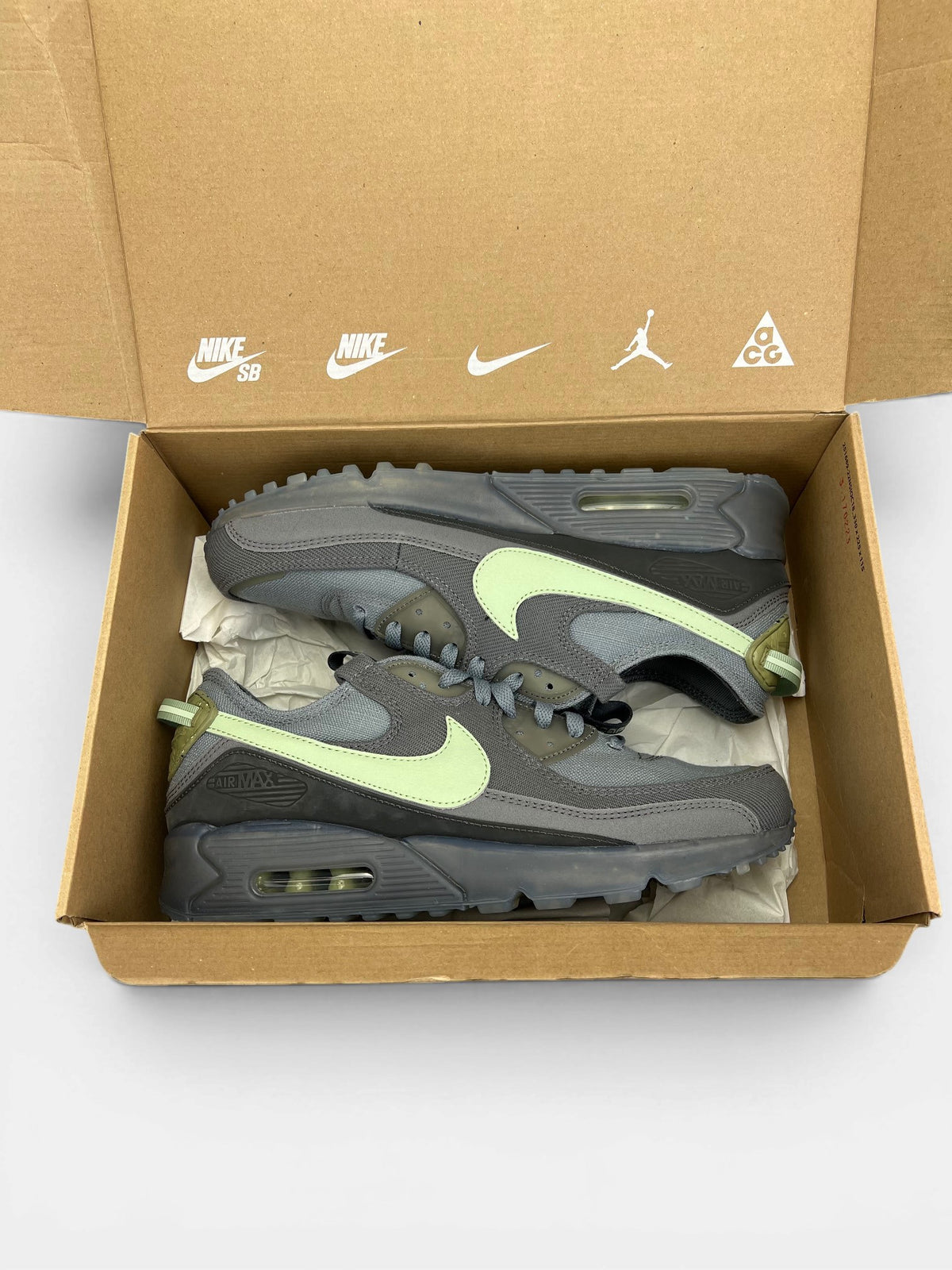 Nike Air Max Terrascape 90 Cool Grey Honeydew — buty sportowe męskie nowe rozmiar 44, widok z boku na tle studyjnym