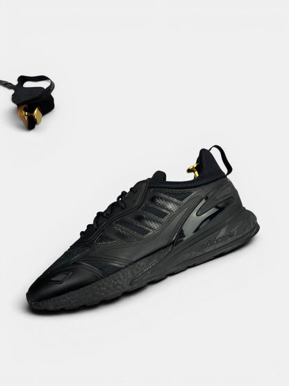 Adidas ZX 2K Boost 2.0 Triple Black — buty sportowe męskie w bardzo dobrym stanie rozmiar 45 1/3, zewnętrzny panel lewego buta
