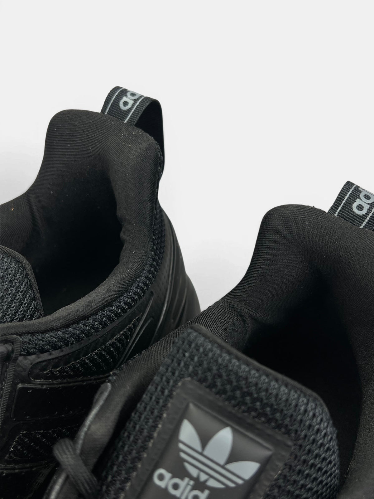 Adidas ZX 2K Boost 2.0 Triple Black — buty sportowe męskie w bardzo dobrym stanie rozmiar 45 1/3, zapiętki butów