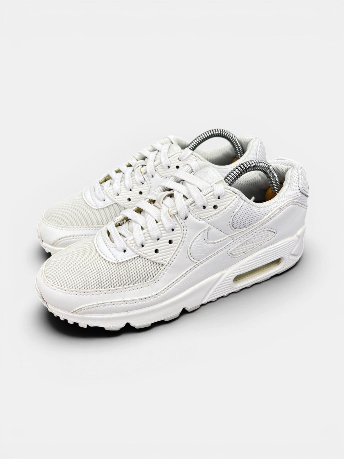 Nike Air Max 90 Triple White — buty sportowe damskie w bardzo dobrym stanie rozmiar 38, widok z boku