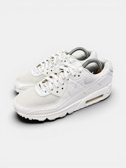 Nike Air Max 90 Triple White — buty sportowe damskie w bardzo dobrym stanie rozmiar 38, widok z boku