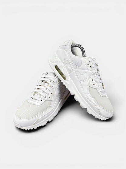 Nike Air Max 90 Triple White — buty sportowe damskie w bardzo dobrym stanie rozmiar 38, boczny profil