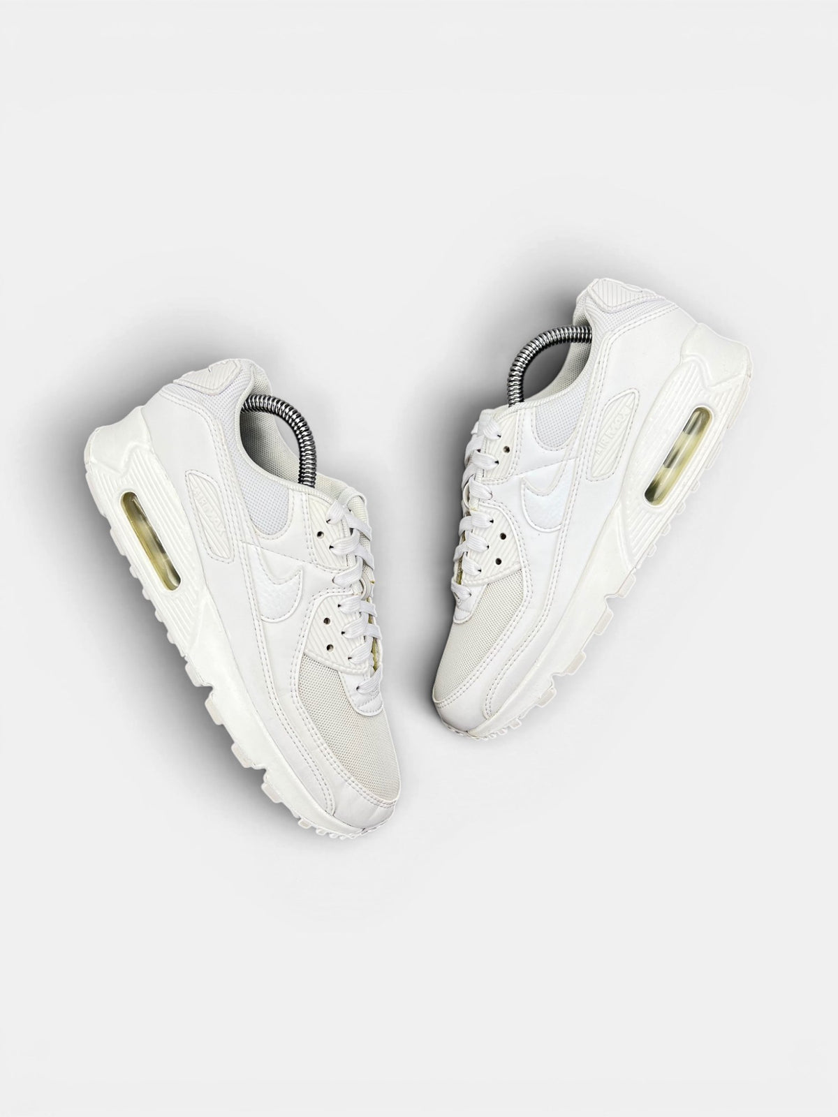 Nike Air Max 90 Triple White — buty sportowe damskie w bardzo dobrym stanie rozmiar 38, widok z góry na zewnętrzną stronę butów