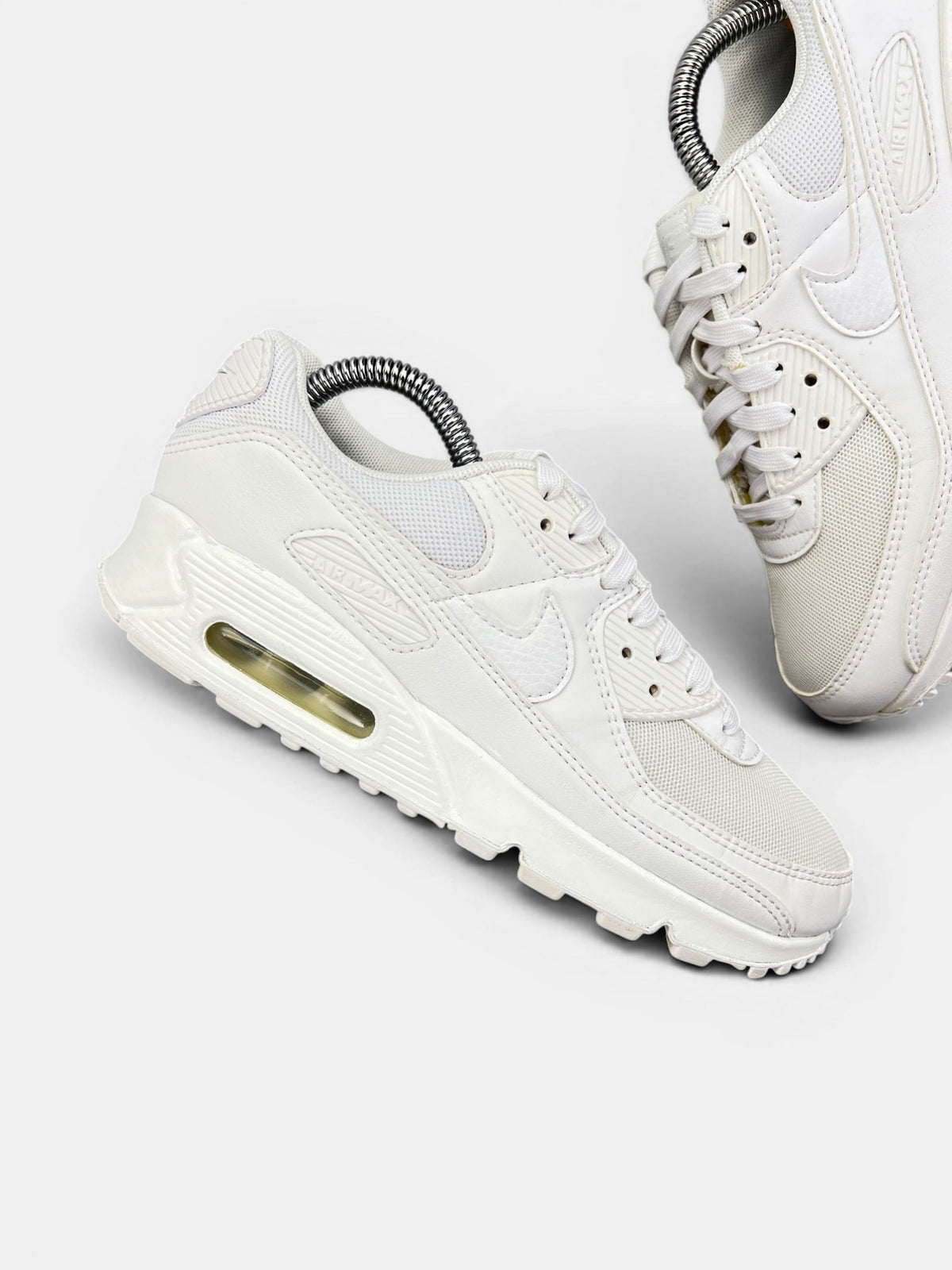 Nike Air Max 90 Triple White — buty sportowe damskie w bardzo dobrym stanie rozmiar 38, zewnętrzny panel prawego buta