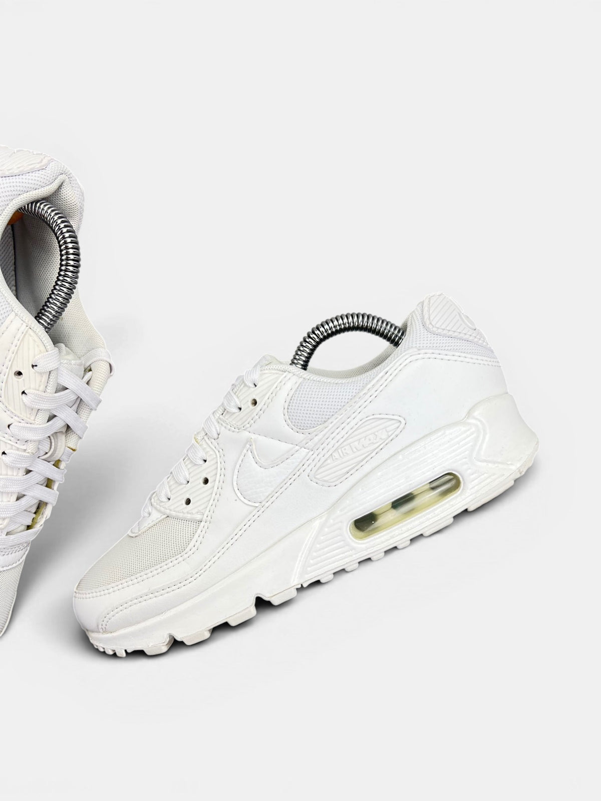Nike Air Max 90 Triple White — buty sportowe damskie w bardzo dobrym stanie rozmiar 38, zewnętrzny panel lewego buta