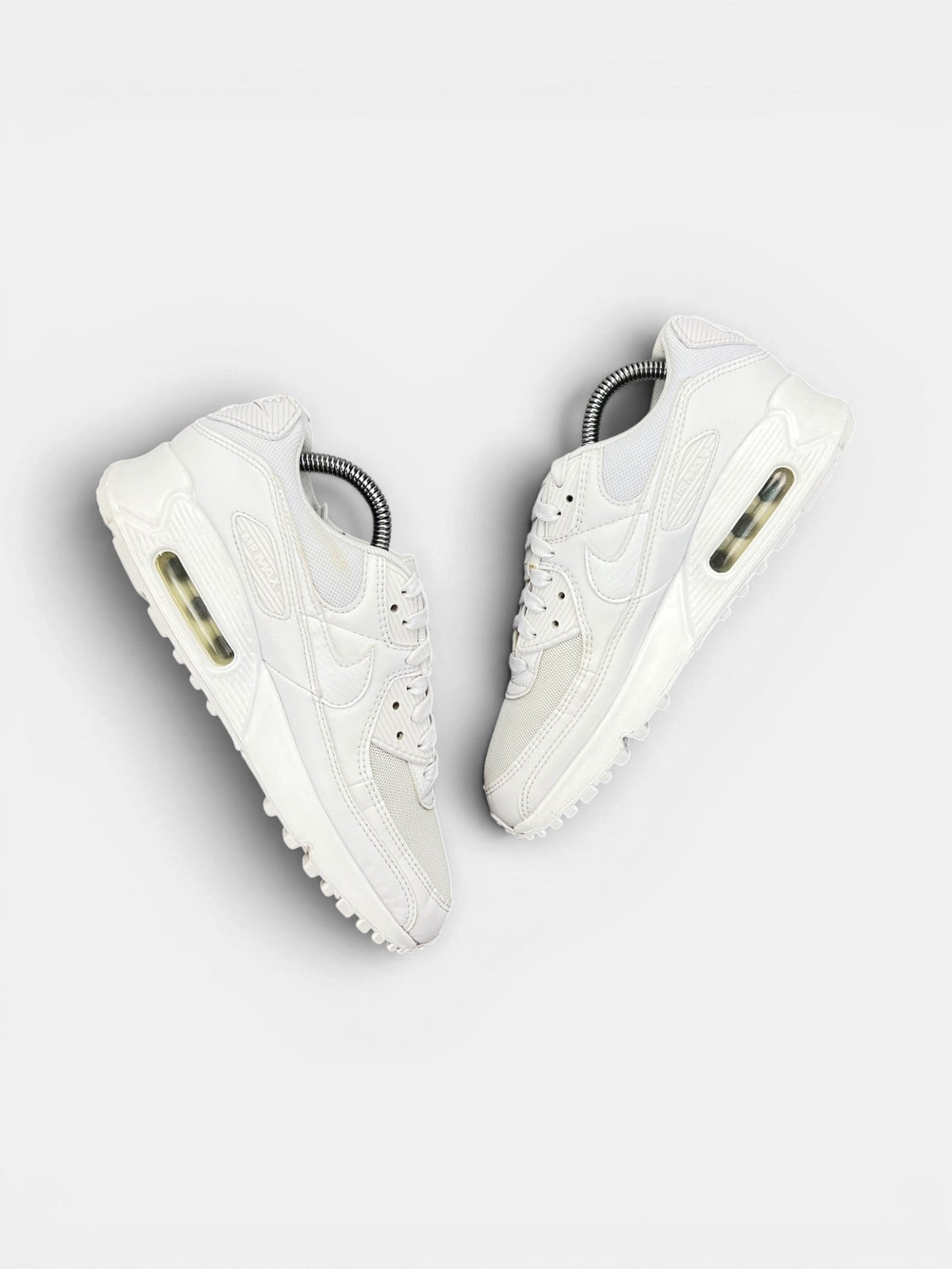 Nike Air Max 90 Triple White — buty sportowe damskie w bardzo dobrym stanie rozmiar 38, widok z góry na wewnętrzną stronę butów