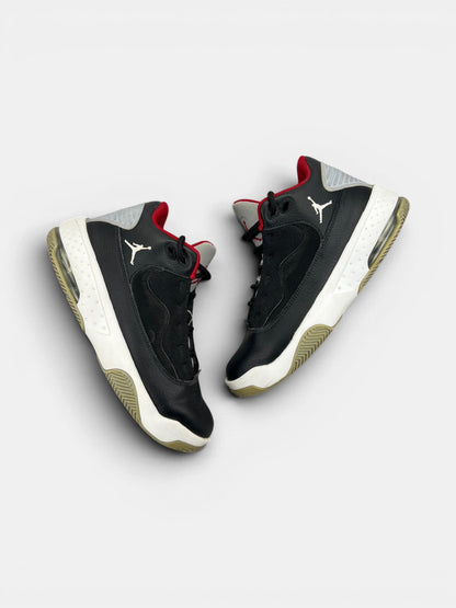 Nike Air Jordan Max Aura 2 — buty sportowe damskie w bardzo dobrym stanie rozmiar 37.5, widok z góry na zewnętrzną stronę butów