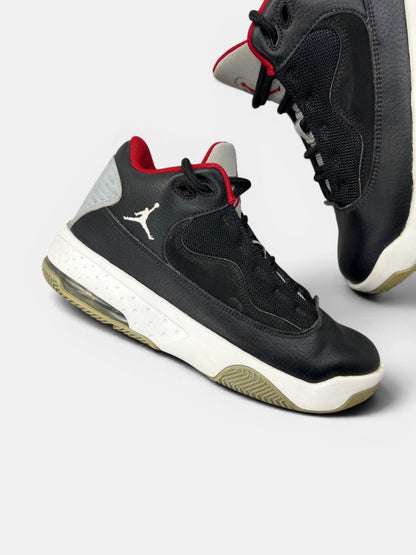 Nike Air Jordan Max Aura 2 — buty sportowe damskie w bardzo dobrym stanie rozmiar 37.5, zewnętrzny panel prawego buta