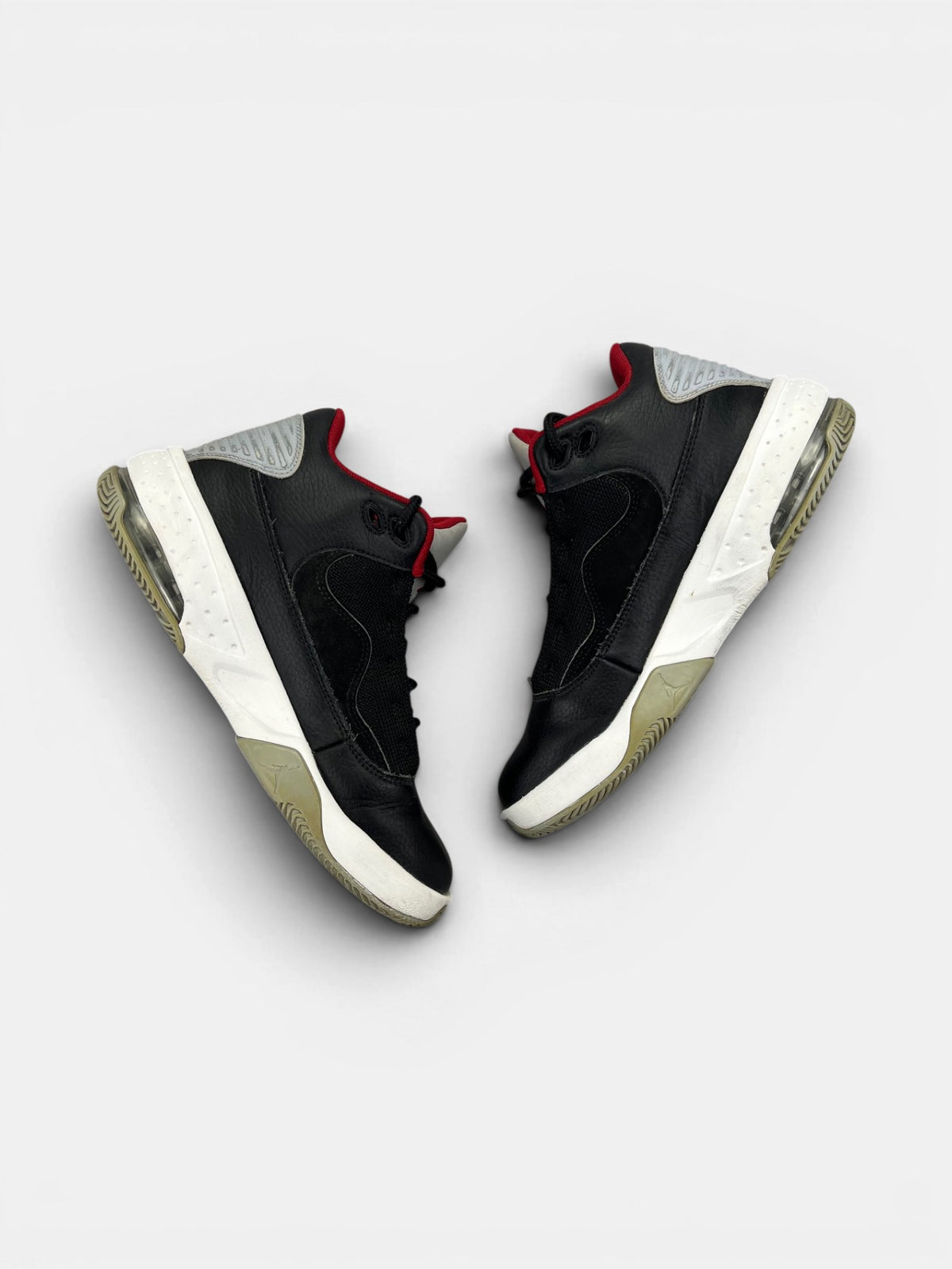 Nike Air Jordan Max Aura 2 — buty sportowe damskie w bardzo dobrym stanie rozmiar 37.5, widok z góry na wewnętrzną stronę butów