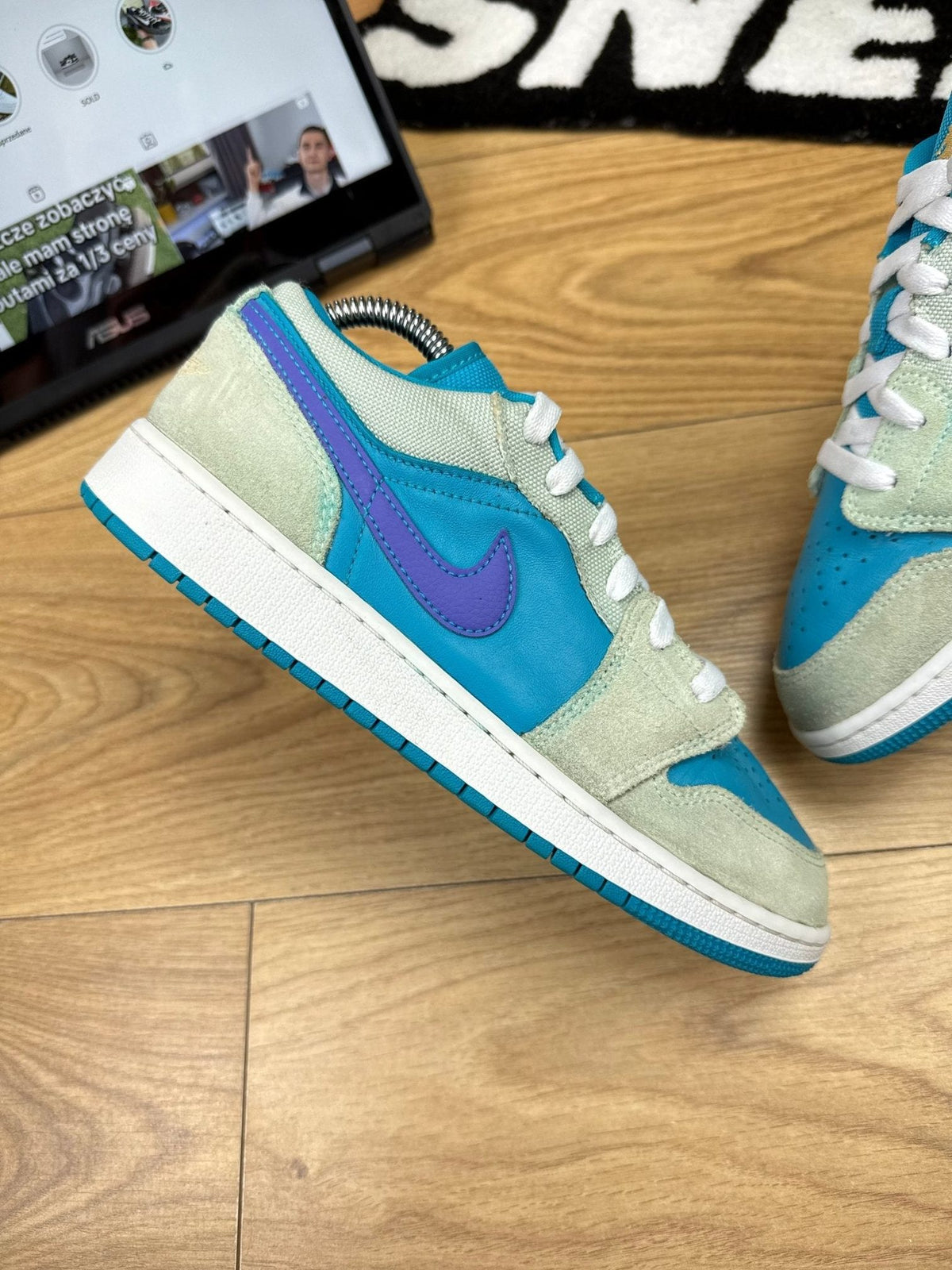 Nike Air Jordan 1 Low SE — buty sportowe męskie w bardzo dobrym stanie rozmiar 39, zewnętrzny panel prawego buta