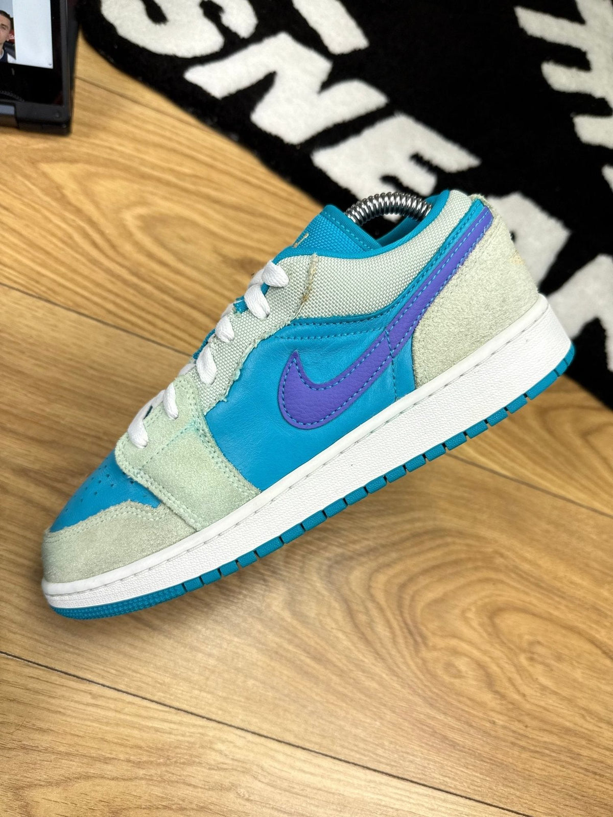 Nike Air Jordan 1 Low SE — buty sportowe męskie w bardzo dobrym stanie rozmiar 39, zewnętrzny panel lewego buta