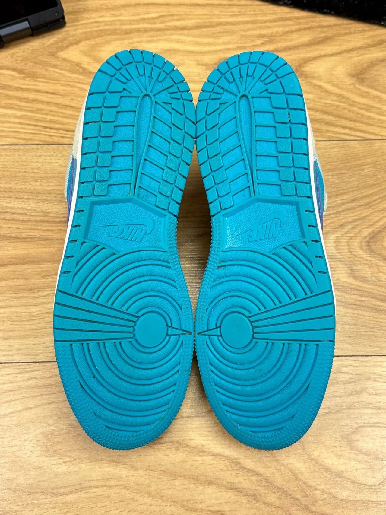Nike Air Jordan 1 Low SE — buty sportowe męskie w bardzo dobrym stanie rozmiar 39, zapiętki butów