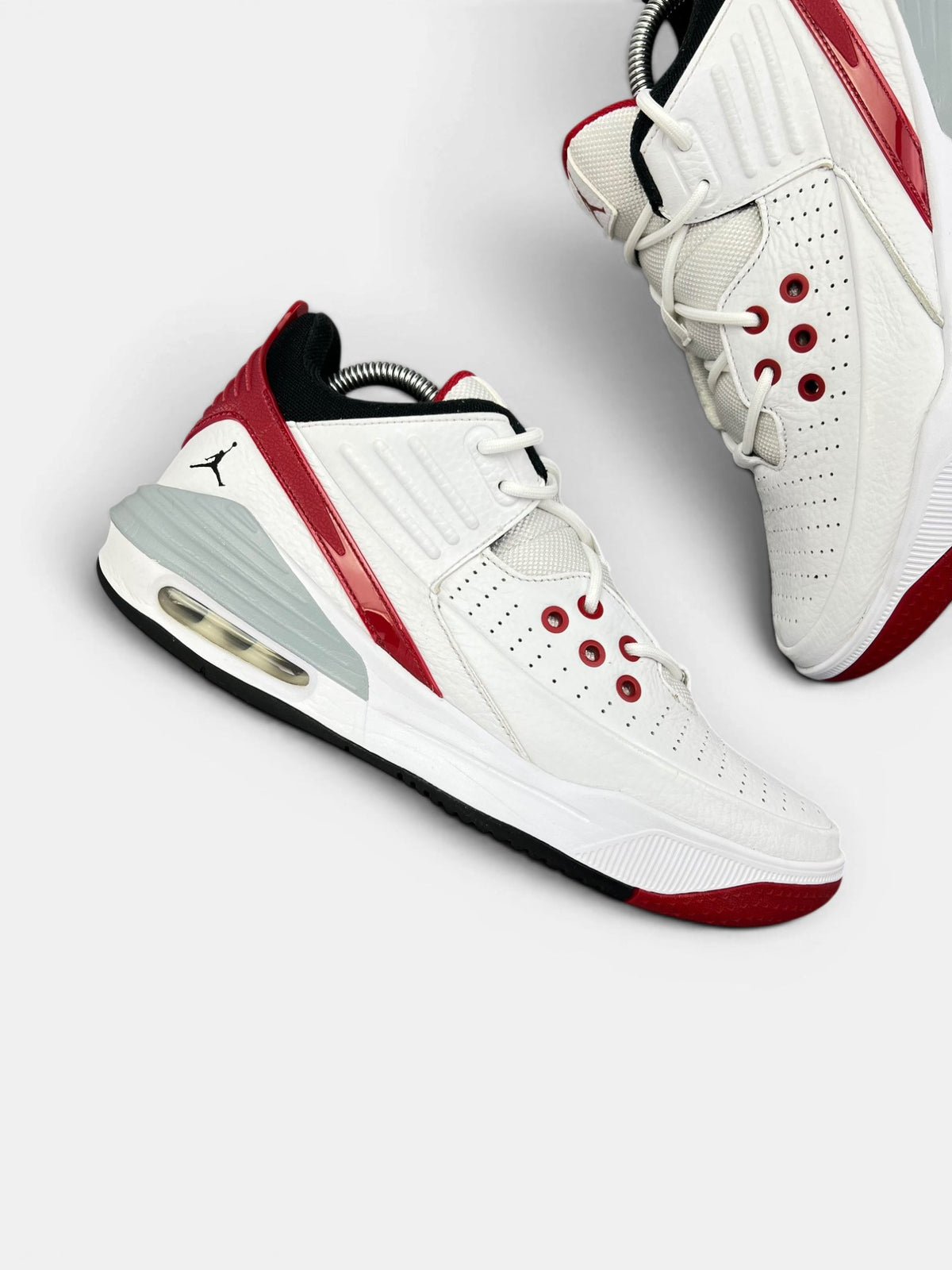 Nike Air Jordan Max Aura 5 White Black Varsity Red — buty sportowe męskie w bardzo dobrym stanie rozmiar 43, zewnętrzny panel prawego buta