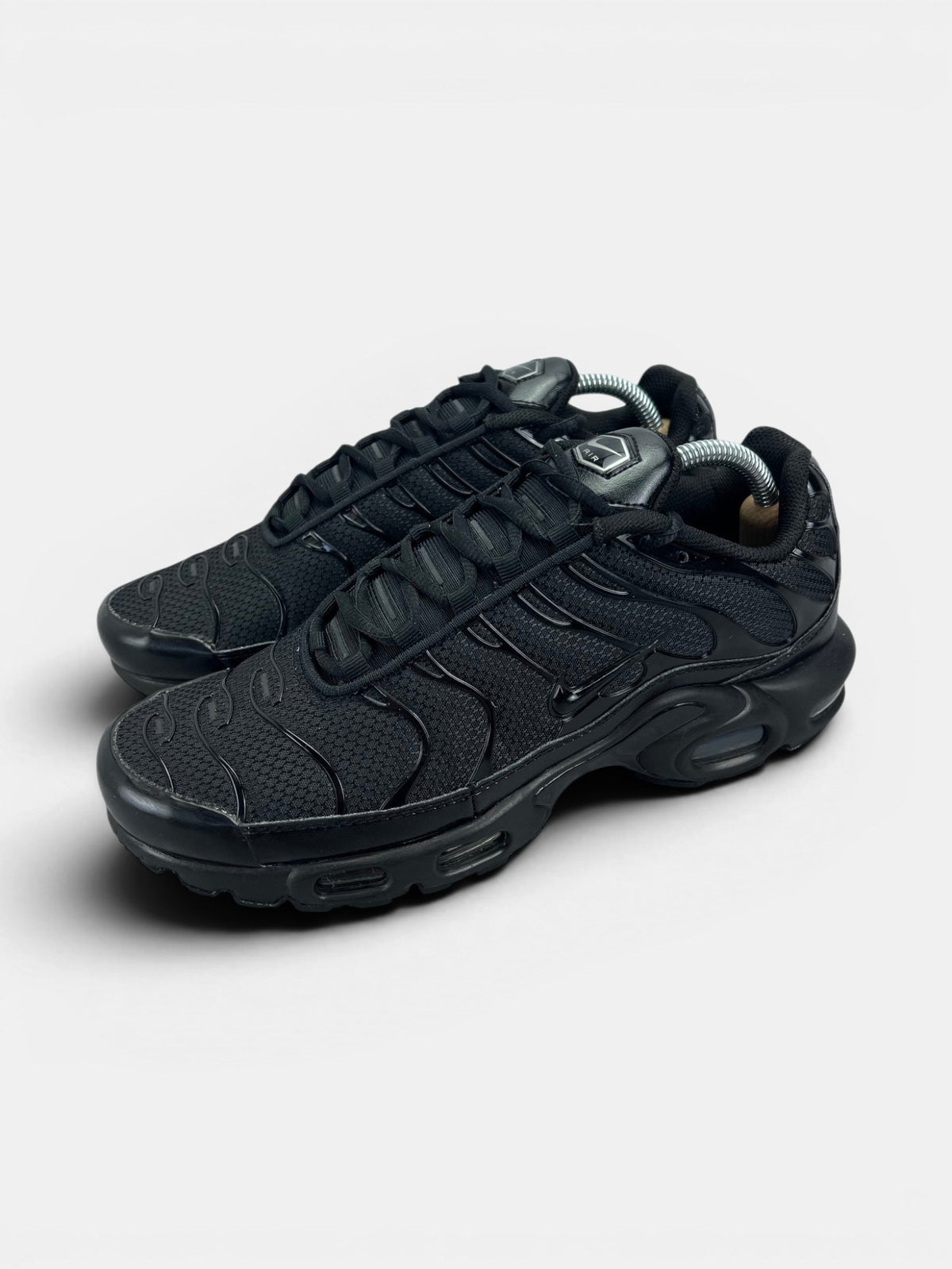Nike Air Max Plus Triple Black — buty sportowe męskie w bardzo dobrym stanie rozmiar 42.5, widok z boku
