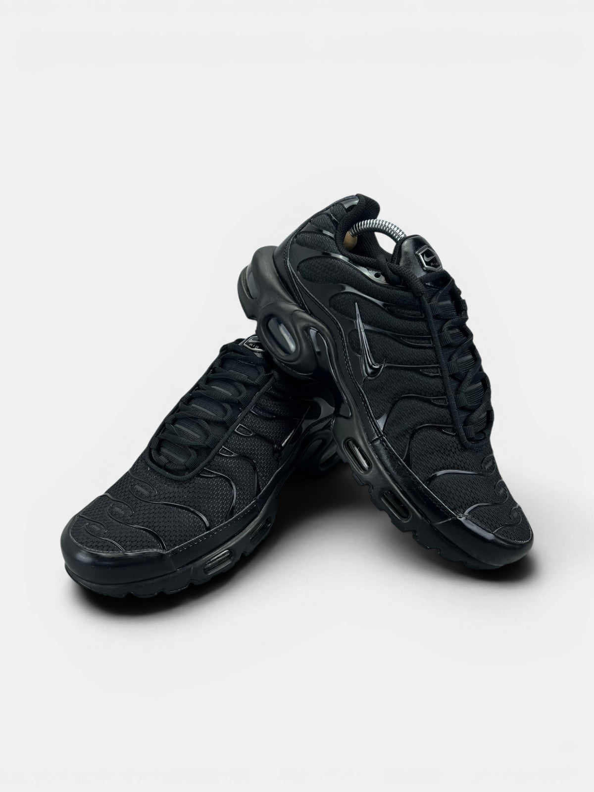 Nike Air Max Plus Triple Black — buty sportowe męskie w bardzo dobrym stanie rozmiar 42.5, boczny profil