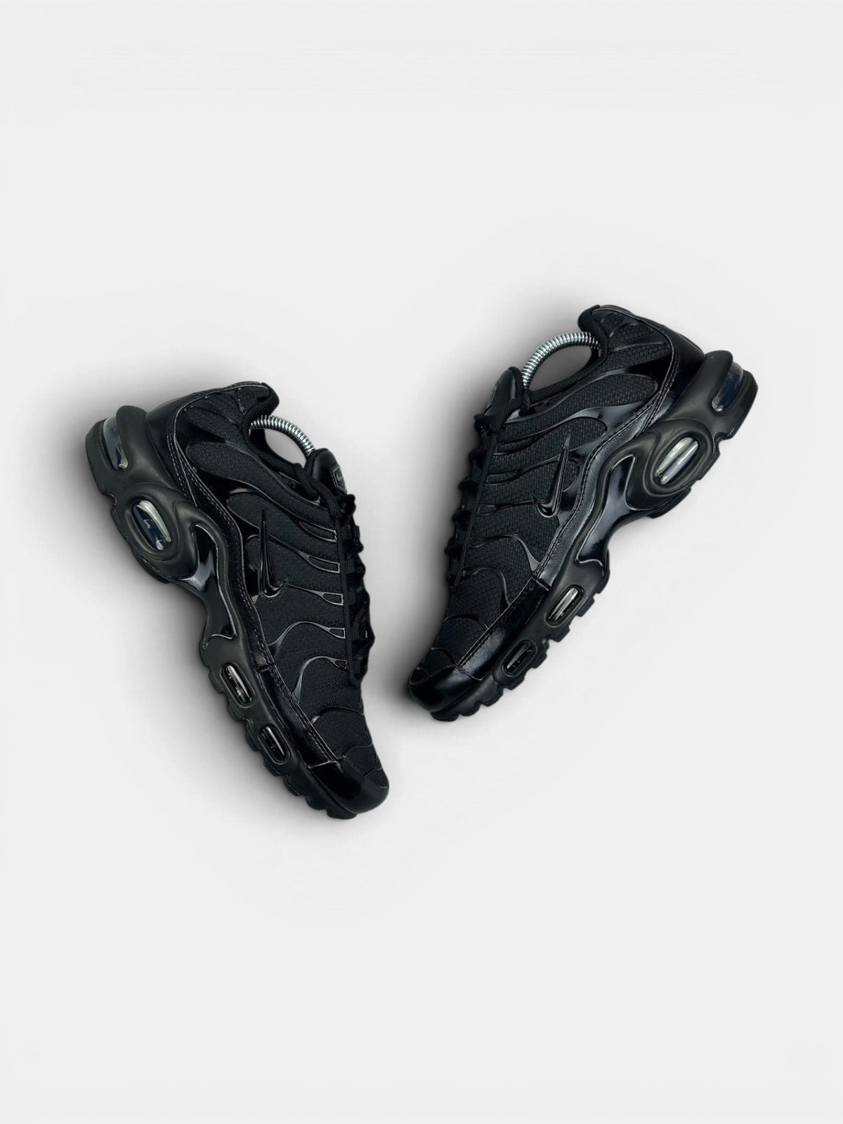 Nike Air Max Plus Triple Black — buty sportowe męskie w bardzo dobrym stanie rozmiar 42.5, widok z góry na zewnętrzną stronę butów
