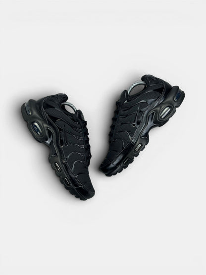 Nike Air Max Plus Triple Black — buty sportowe męskie w bardzo dobrym stanie rozmiar 42.5, widok z góry na zewnętrzną stronę butów
