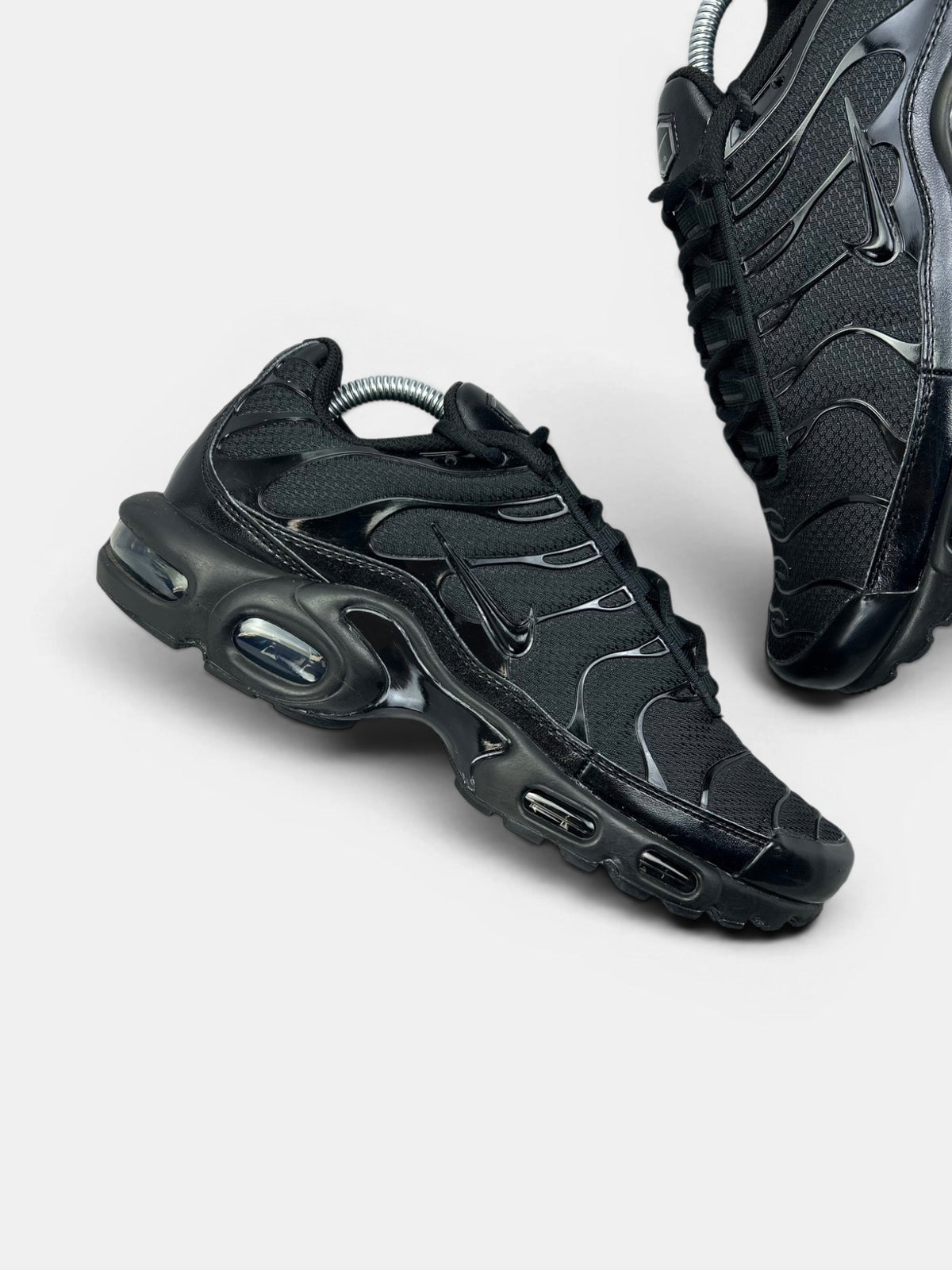 Nike Air Max Plus Triple Black — buty sportowe męskie w bardzo dobrym stanie rozmiar 42.5, zewnętrzny panel prawego buta
