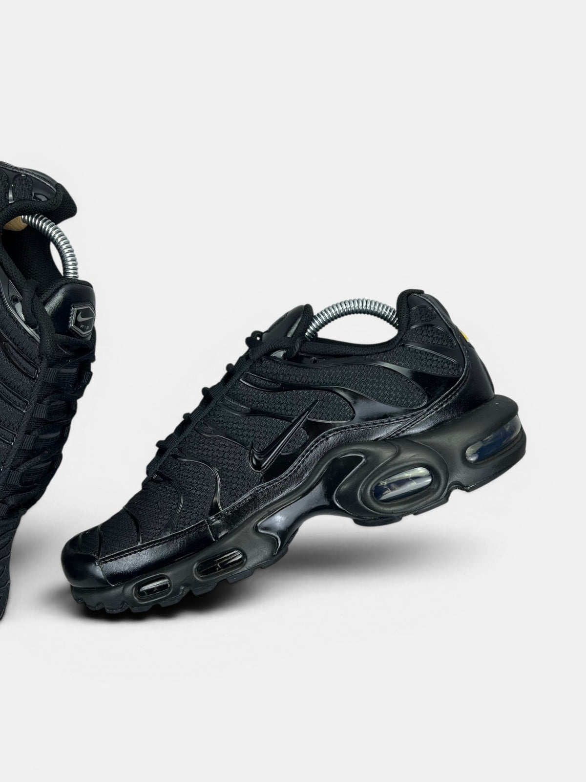 Nike Air Max Plus Triple Black — buty sportowe męskie w bardzo dobrym stanie rozmiar 42.5, zewnętrzny panel lewego buta